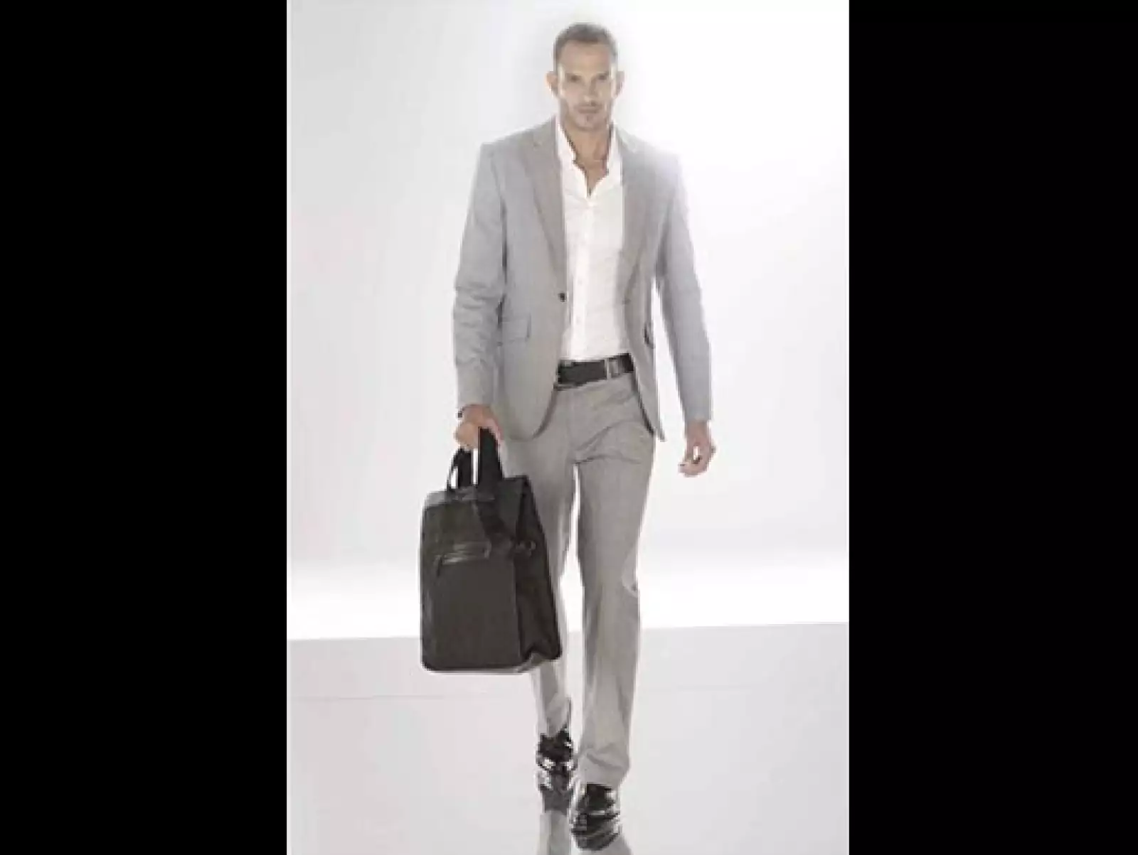 Este traje gris en lana-seda, es ideal para llevar con una camisa de algodón satinado.