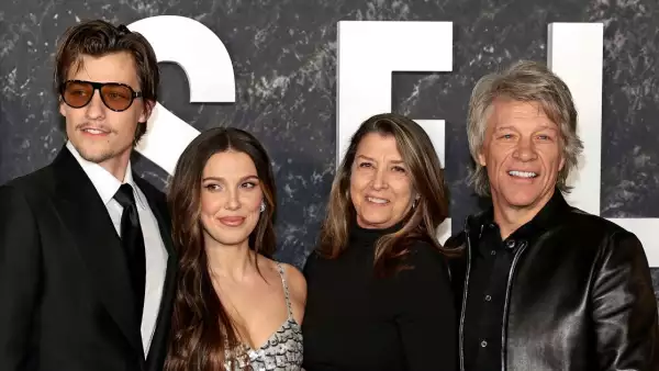 Jake Bongiovi, Millie Bobby Brown, Dorothea Hurley y Jon Bon Jovi. 