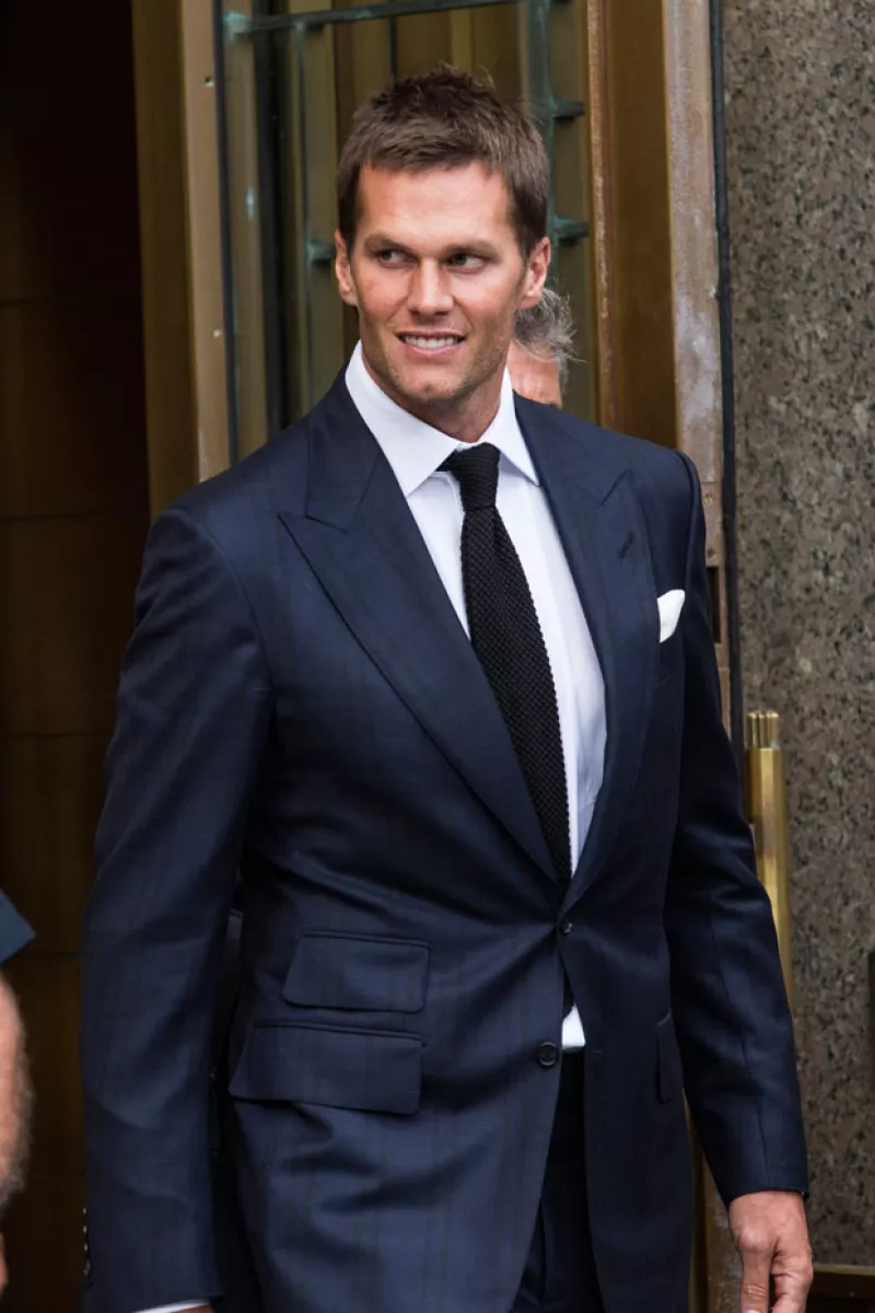 El quarterback de los Patriots asistió a la corte para enfrentar su suspensión tras el escándalo Deflategate, pero han sido los bocetos sobre el juicio los que generaron burlas en internet.