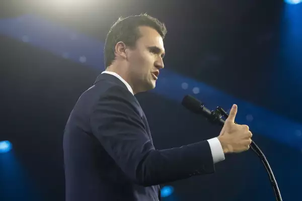 Charlie Kirk activista pro armas de fuego y aliado de Donald Trump