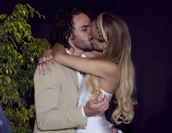 La pareja fue captada dándose este beso durante la presentación de la telenovela `Amores verdaderosÂ´.