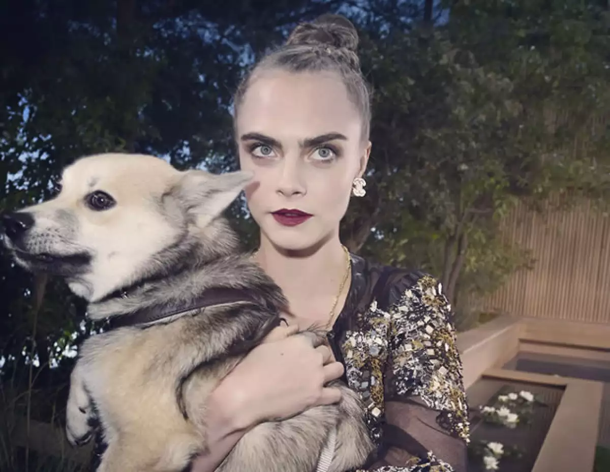 La ex modelo convertida a actriz posó para la nueva campaña de lentes de Chanel. ¿Será que extraña las pasarelas o fue algo que hizo para su amigo Karl Lagerfeld?