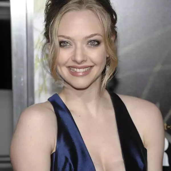Amanda Seyfried se sacudió un poco la imagen de niña buena -que se ganó con su papel de Mamma Mia-, gracias a este descubierto vestido en la premiere de su película, Dear John.
