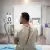 Hombre sometiéndose a una tomografía computarizada en un hospital