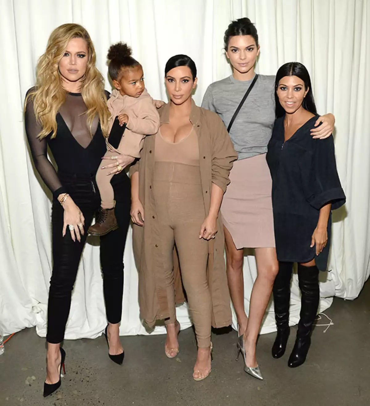 Aunque hayas visto Keeping Up With The Kardashians desde la temporada 1, seguro cuando veas esta foto te sorprenderás de lo mucho que han cambiado Kim, Khloé y Kourtney.
