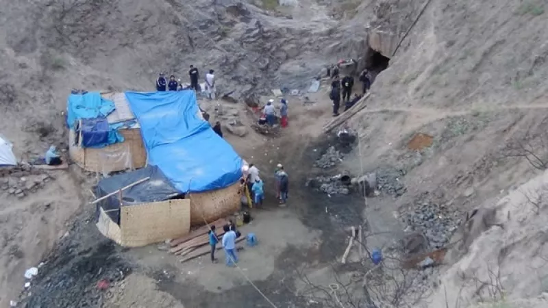 Rescatistas trabajan para sacar a 9 mineros atrapados