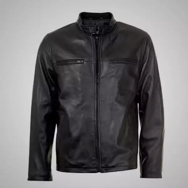 Los vestidos de mezclilla con olanes se pueden combinar con una de las chamarras de piel estilo motociclista que incluye la colección.