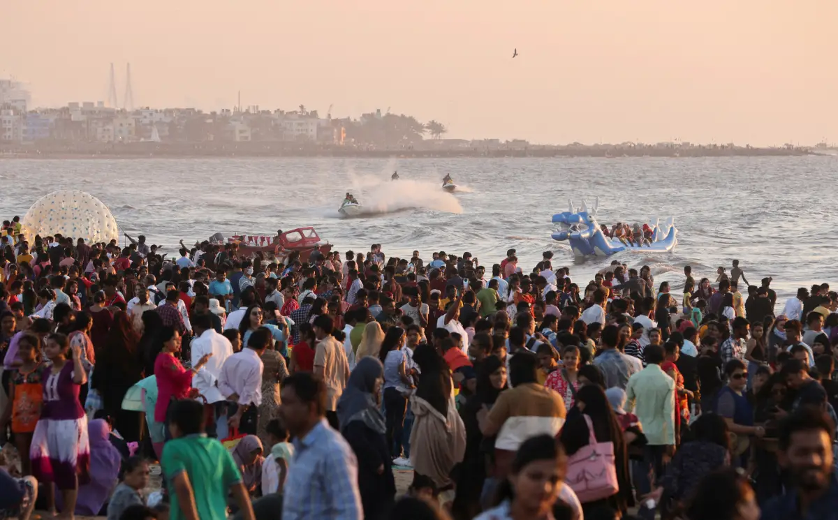 Una multitud se reúne en una playa, antes de las celebraciones de Año Nuevo en Mumbai, India, el 31 de diciembre de 2022.
