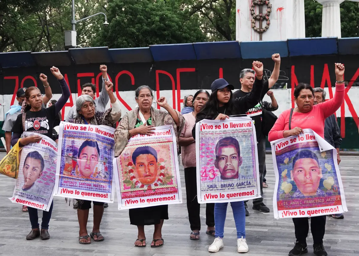 Familiares de los 43 estudiantes durante una maniestación para exigir justicia.