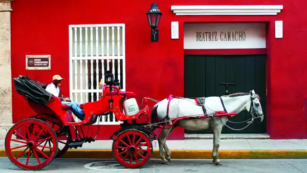 La mejor manera de conocer Cartagena de Indias es con un carruaje que recorre las calles del centro histórico.