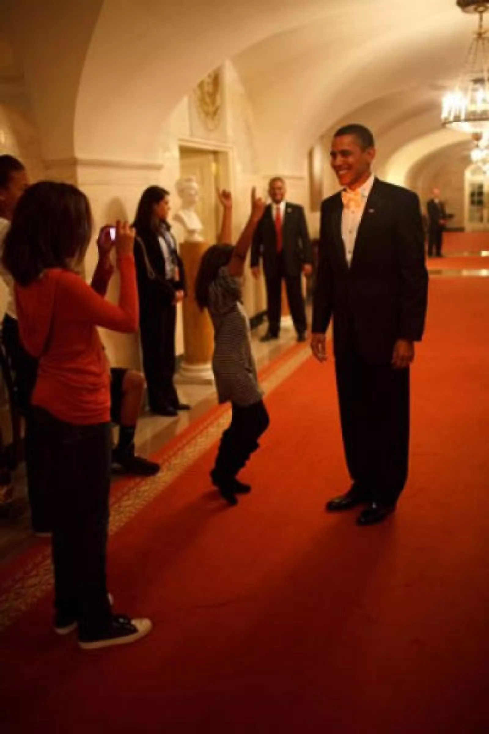 Barack Obama es fotografiado por sus hijas Malia y Sasha en la Casa Blanca antes de partir a la celebración por su victoria como presidente de Estado Unidos el 20 de enero pasado.