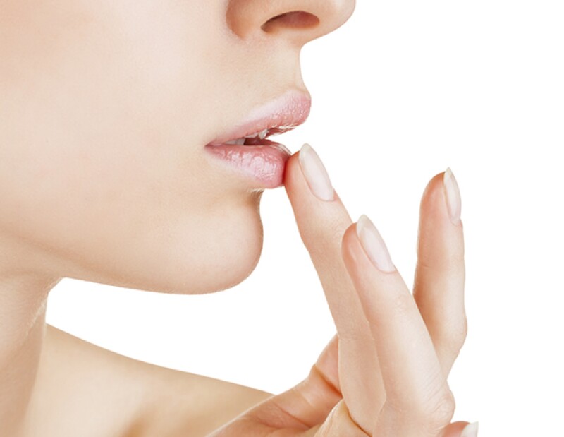 También puedes proteger tus labios con aceite de coco.