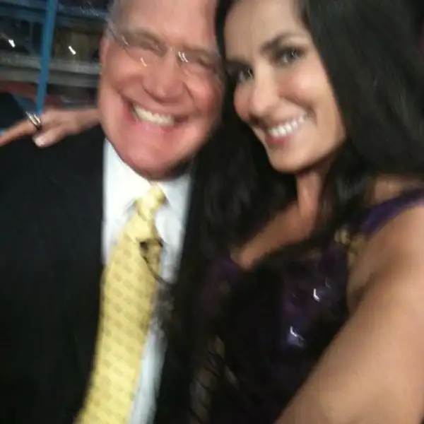 Demi Moore asistió al programa de David Letterman y aprovechó para tomarse la foto con él.