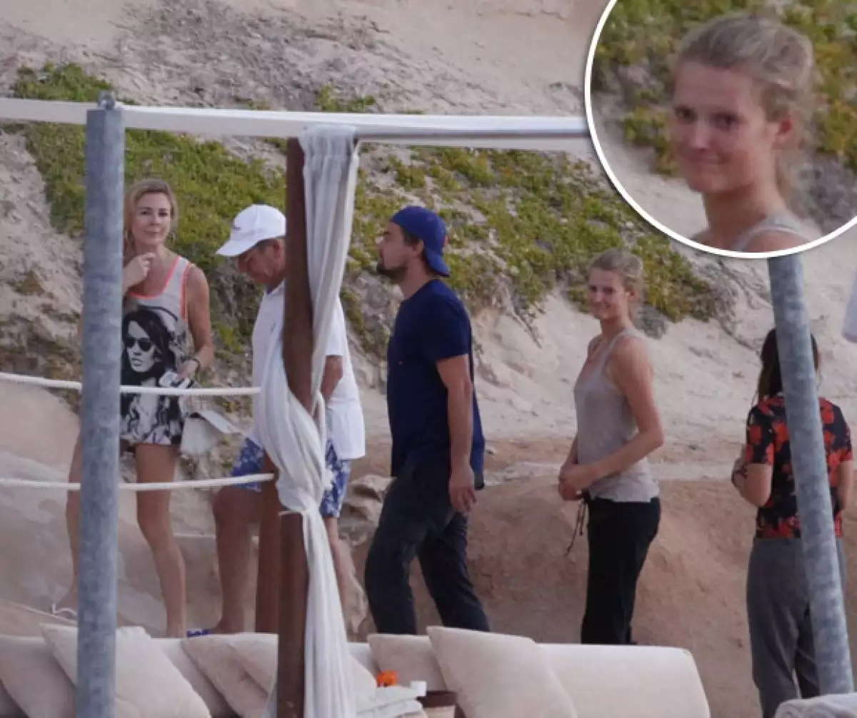 La modelo y el actor fueron vistos en Ibiza donde fueron captados dándose un beso a bordo de un yate. Ésta es la primera vez que se les ve tan cariñosamente en público.