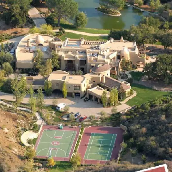Will Smith y Jada Pinkett viven con todas las comodidades posibles en esta hermosa casa, vuyo terreno posee cancha de tenis y de basquet.