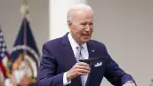 El presidente de Estados Unidos, Joe Biden, sostiene el kit de un arma fantasma (ghost gun) durante un evento sobre violencia armada en el Jardín de las Rosas en la Casa Blanca. 