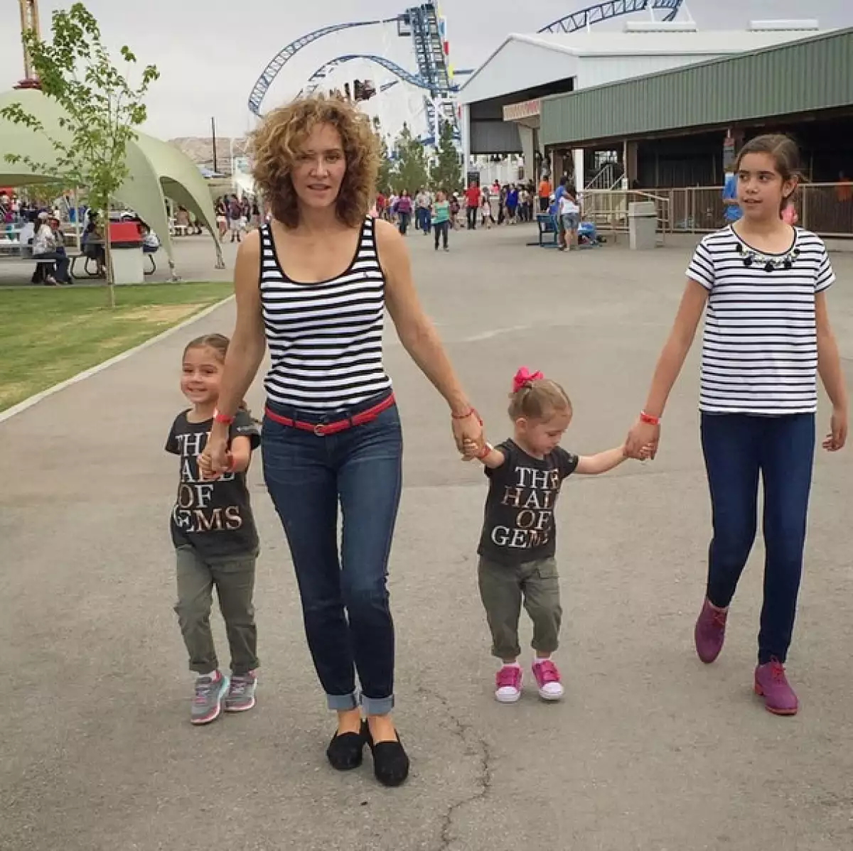 Parece que Angélica gusta de llevar a sus hijas a diversos parques de diversiones.