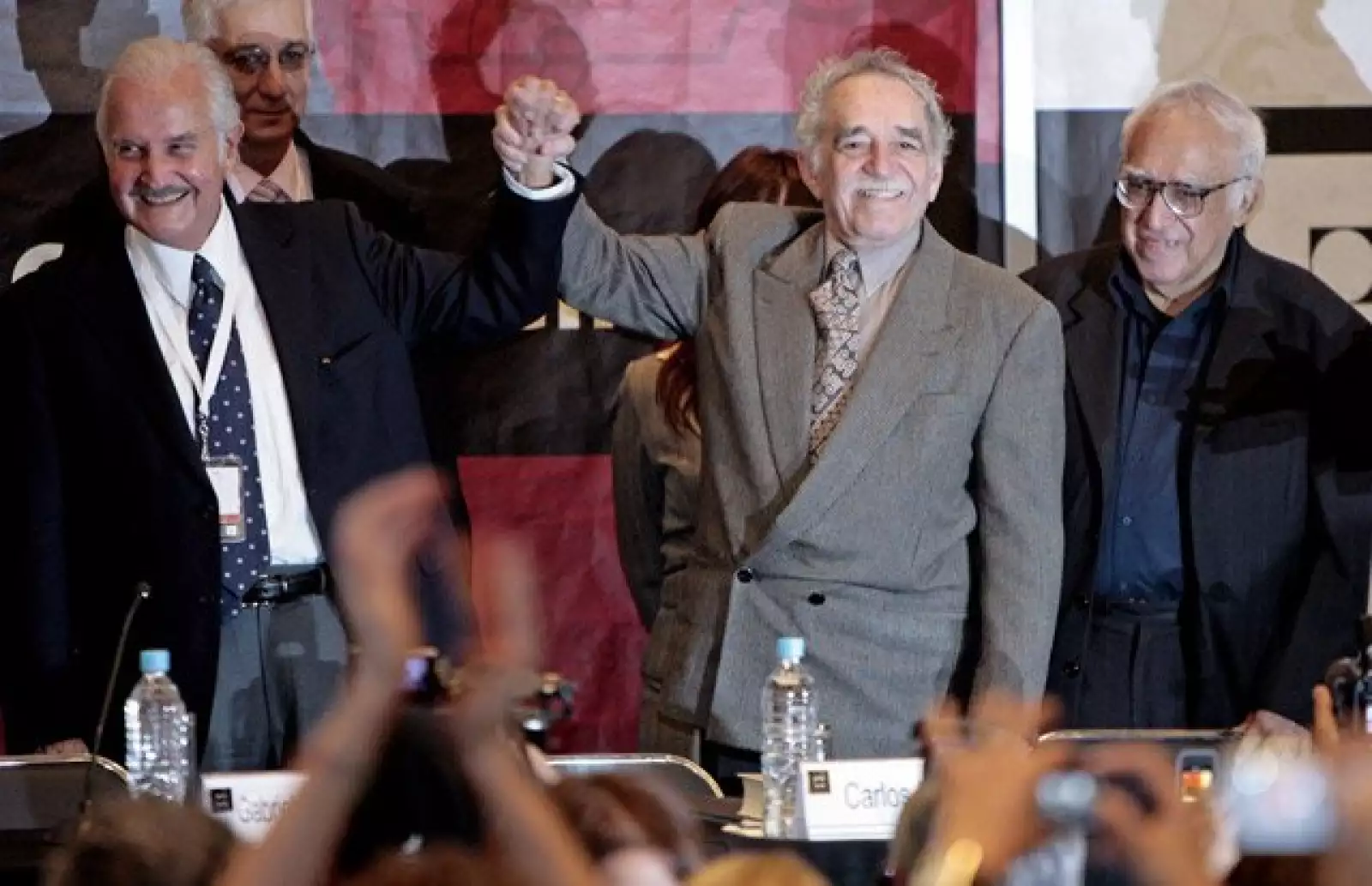 Carlos Fuentes fue homenajeado y sus amigos, García Márquez y Monsiváis, estuvieron presentes en la ceremonia.