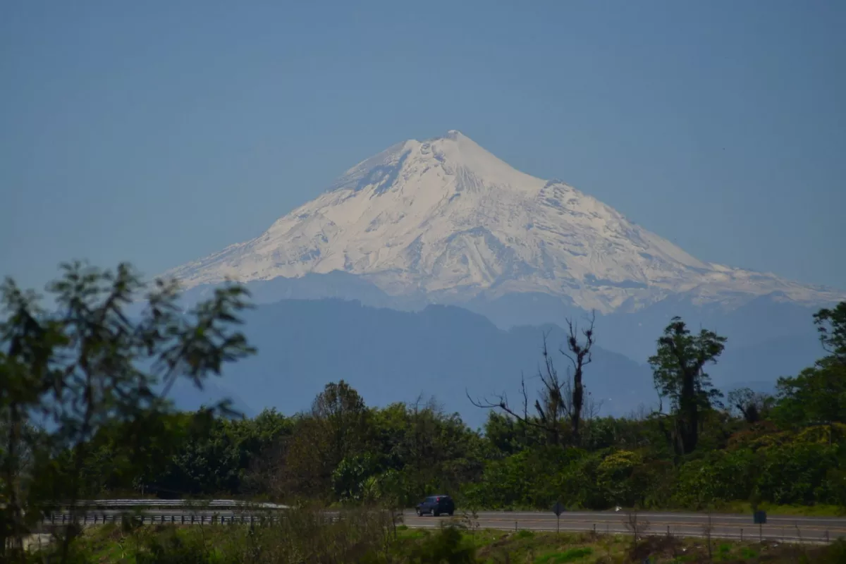 Vista del "Citlaltépetl" o Pico de Orizaba desde la carretera Xalapa-Coatepec en Veracruz. 