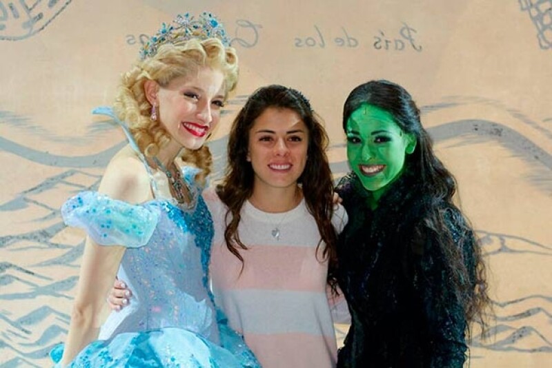 Paulina Peña no dudó tomarse la foto del recuerdo con las brujas de Wicked.