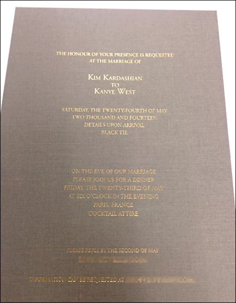 En un diseño simple, la pareja da escasos detalles del enlace: la fecha, la ciudad y el código de vestimenta. Como se había anunciado antes, el lugar será revelado hasta ese momento.