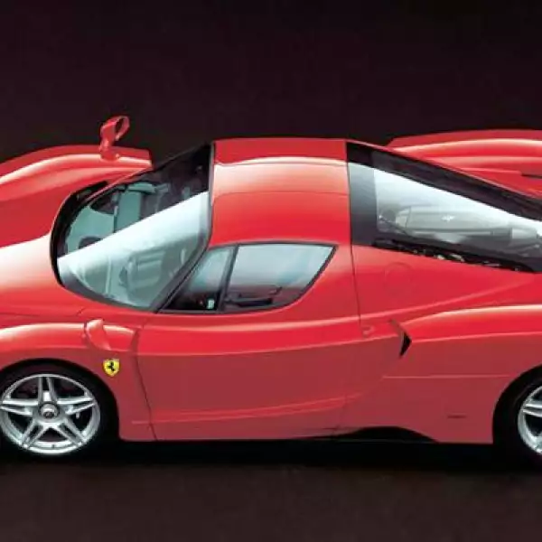 Construido enteramente en fibra de carbón, este modelo es obra del diseñador japonés Ken Okuyama. El piloto Michael Schumacher estuvo involucrado en el desarrollo y puesta a punto de cada uno de los 400 autos que se fabricaron en dos años.