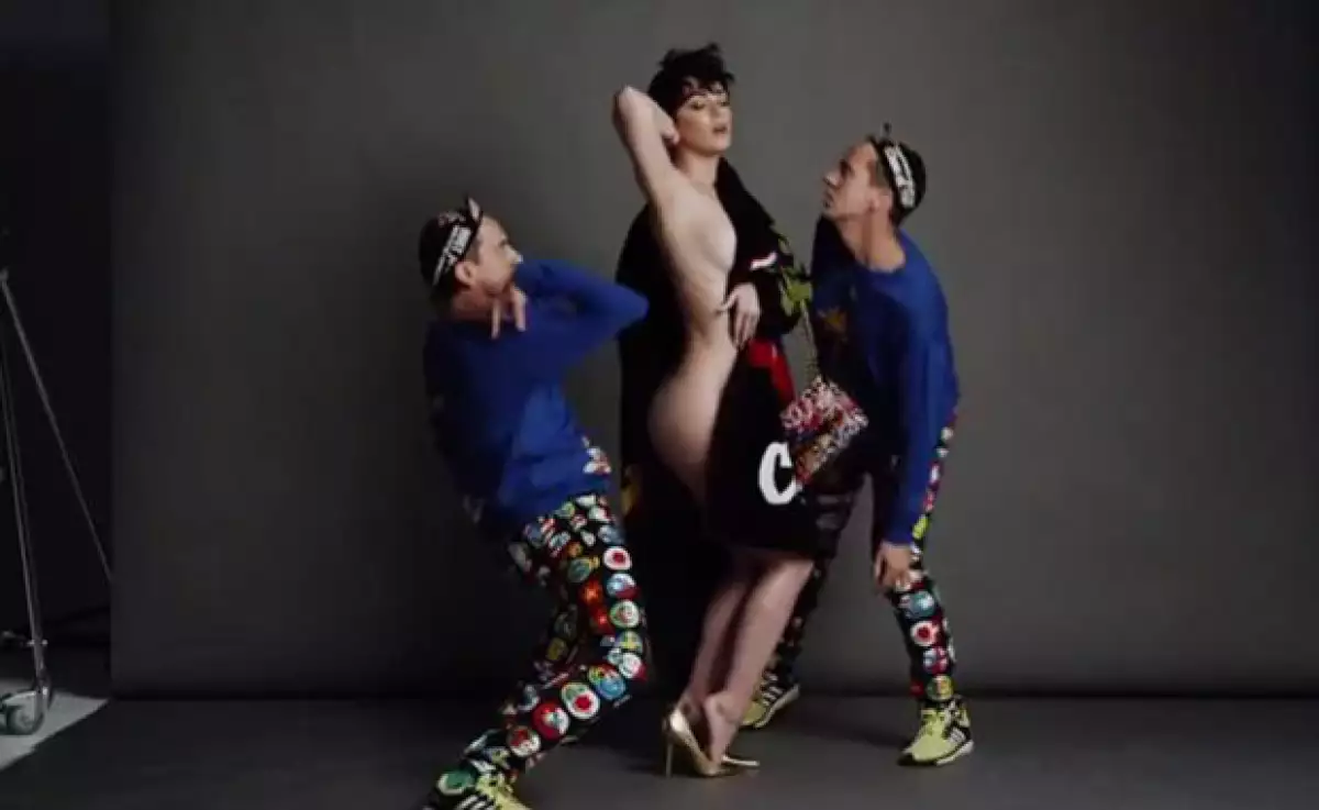 La cantante ha decidido mostrar su estupenda figura en la campaña publicitaria de la marca italiana, en donde aparece con su amigo, el diseñador Jeremy Scott.