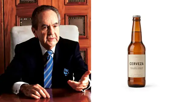 Alberto Baillères en su oficina a la izquierda y botella de cerveza ámbar sobre fondo blanco a la derecha, composición horizontal dividida en dos.