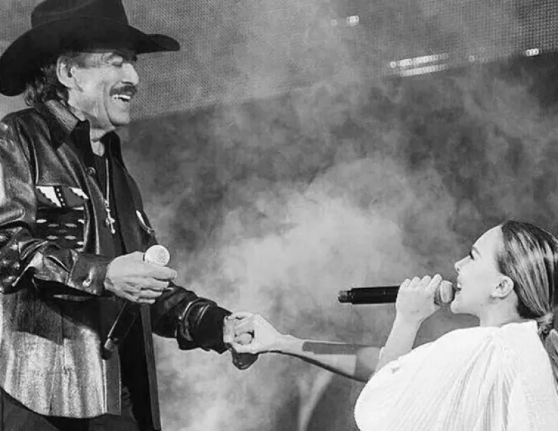 Belinda comparte una foto y un emotivo mensaje en honor a Joan Sebastian, además Justin Bieber junto a un One Direction y Polo Morin muy bien acompañado de Natasha Dupeyron y otras teen stars.