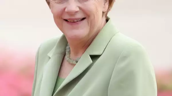 Angela Merkel, canciller alemana, es la mujer más poderosa por décimo año consecutivo. Logró un tercer mandato de cuatro años de la economía más vibrante de Europa y luchó contra una recesión nacional durante la crisis económica global.