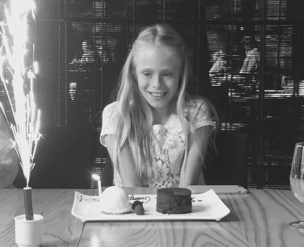La actriz, famosa por su interpretación en “No se aceptan devoluciones” celebró su cumpleaños con un pastel y fue felicitada por Eugenio Derbez.