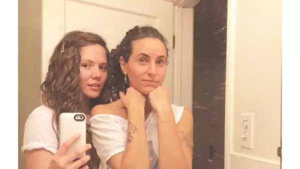 Joy Huerta y Diana Atri