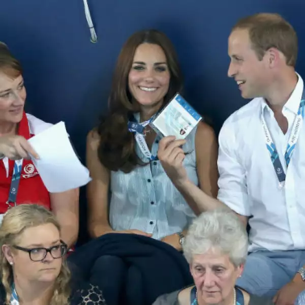 Guillermo y una mujer de la organización consintieron a Kate, abanicándola para que se refrescara.