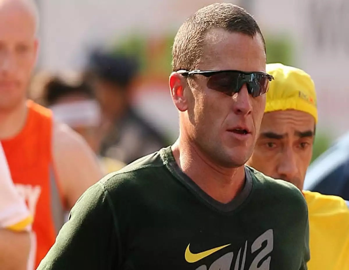 La Unión de Ciclismo Internacional anunció este lunes que a Armstrong se le retirarían sus títulos ganados en el Tour de France.