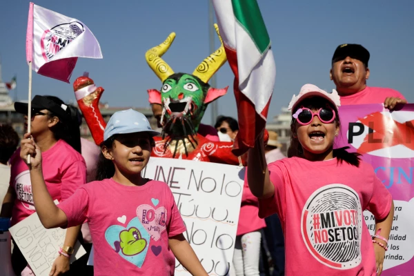 Protest in support of the INE and against President Obrador's plan to reform the electoral authority, in Mexico City