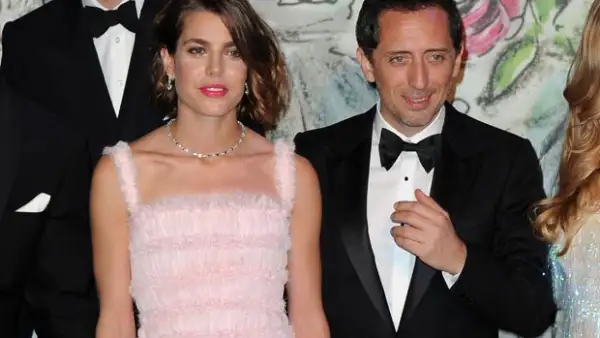 Aunque tras la noticia de su embarazo se aseguró que la pareja contraería matrimonio a fines de diciembre, en entrevista el actor negó dicha información.