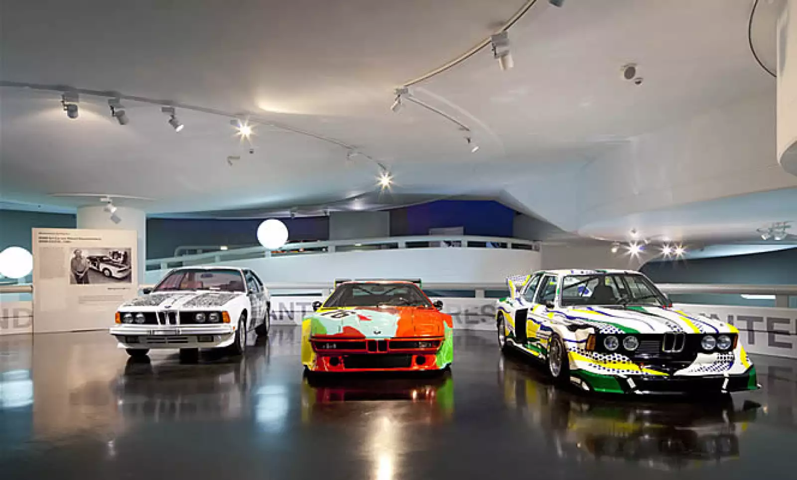 La idea de que un artista engalanara un automóvil fue del subastador y piloto francés, Hervé Poulain.