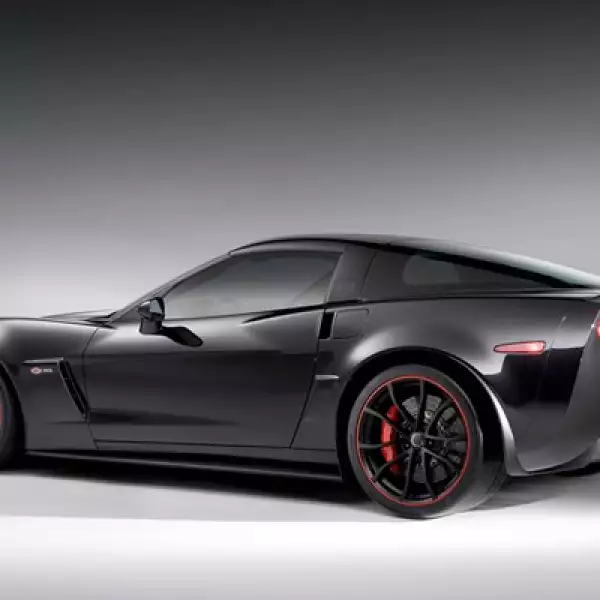 “La Centennial Edition no sólo celebra nuestros 100 años, sino que empuja a Corvette hacia una nueva generación de fanáticos amantes de los coches deportivos”, dijo Rick Scheidt, vicepresidente de marketing de Chevrolet.