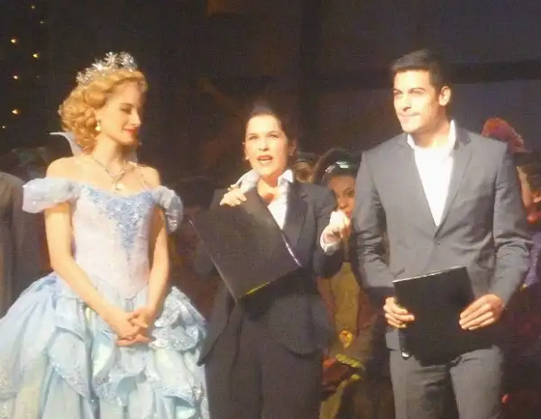 Martha Debayle fue una de las madrinas en las 200 representaciones.