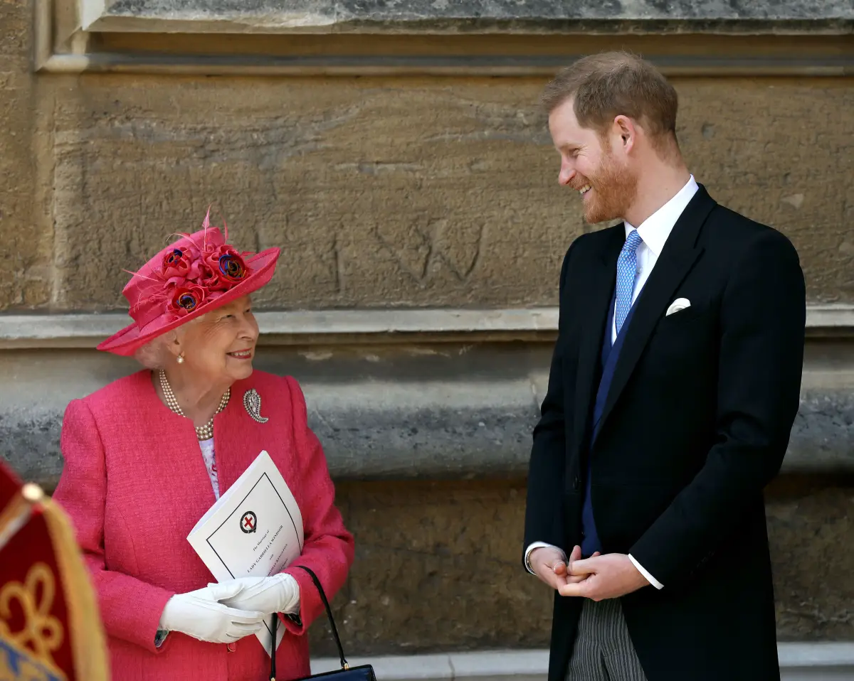 Príncipe Harry y la reina Isabel