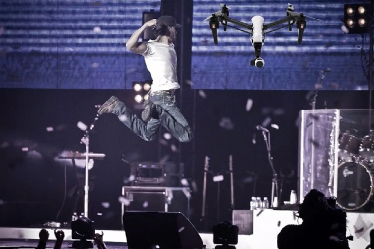 El cantante compartió esta divertida imagen en la que aparece saltando para golpear a un dron, después de que uno le cortara los dedos en un concierto.