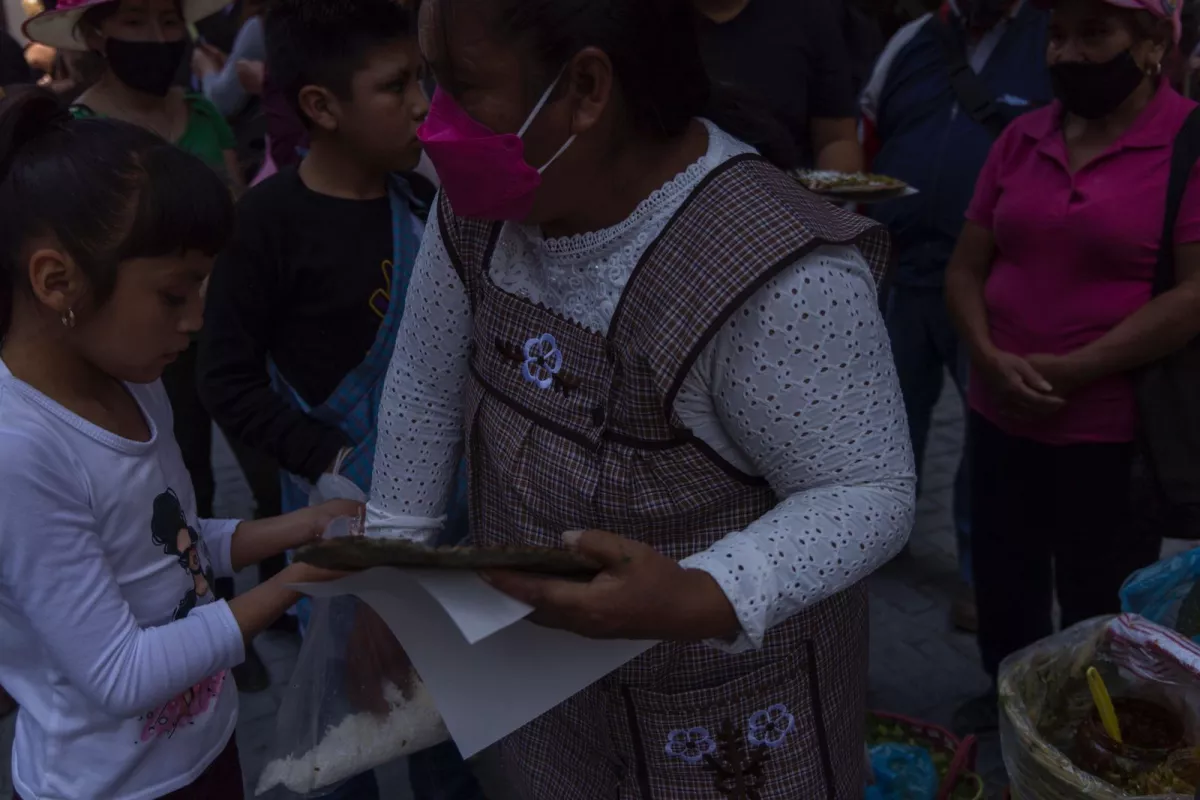 Venta de tlayudas en el AIFA