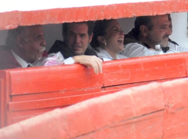 Lucero se veía muy sonriente. Aquí con Rafael Herrerías (hasta la izquierda) y Michel Kuri.