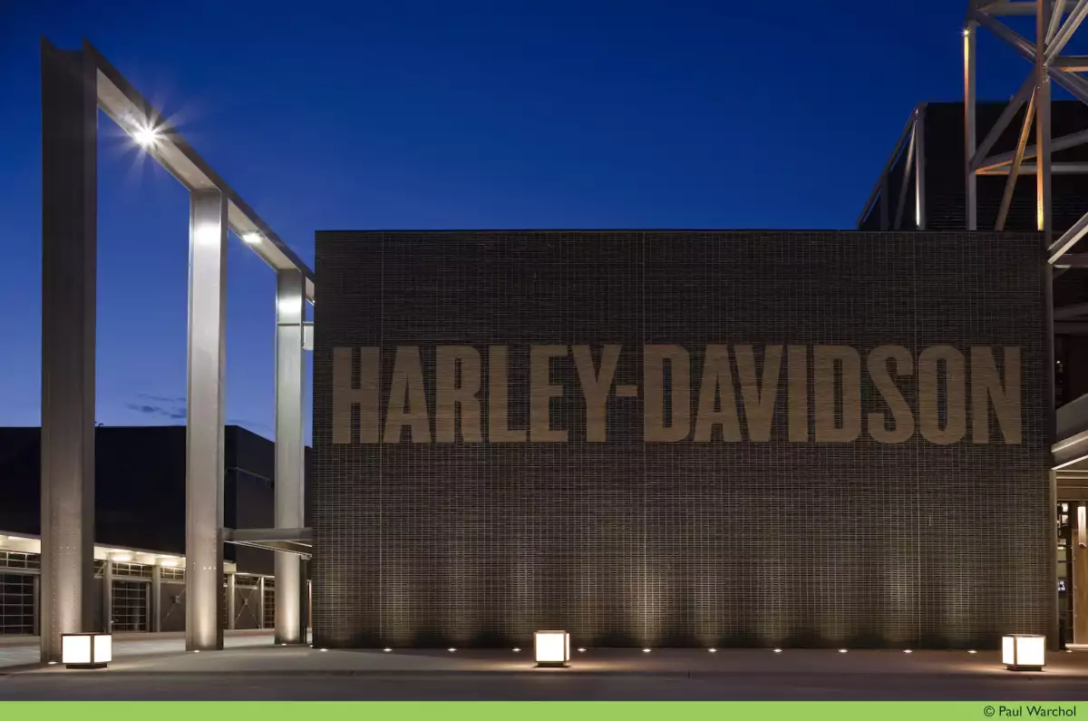 Se ubica en en el número 400 de Canal Street .