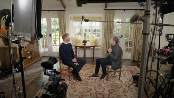 Príncipe Harry y Tom Bradby