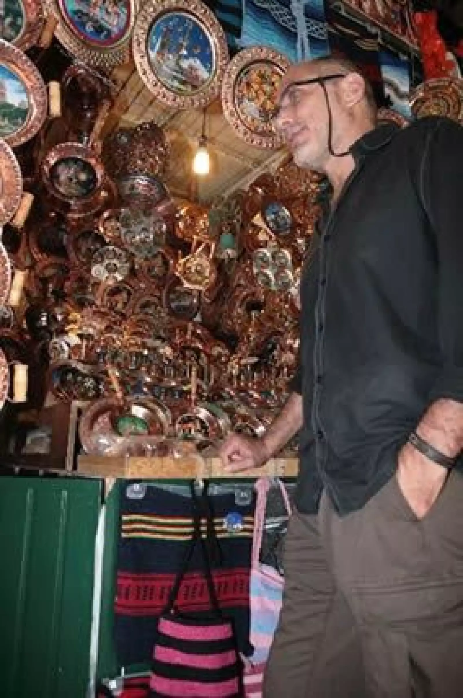 Caminaban con tranquilidad por todo el pasillo, veían pulseras, collares y artesanías.