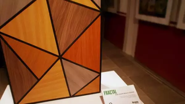 9. Fractal es un mueble de doble uso eco-sustentable creado a partir de los residuos de material de los tableros de aglomerado presentes en la industria. Diseño: Edgar Gerardo Navarro Cárdenas.