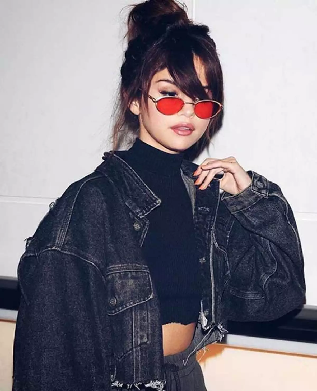 La cantante arribó con un look súper cool al aeropuerto de Japón, donde continúa su gira Revival.