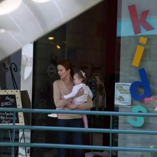 Marcia Cross, Bree en la exitosa serie “Desperate Housewives”, alterna su carrera con su papel de madre, aquí con una de sus gemelas saliendo de una tienda para niños en Brentwood, California.