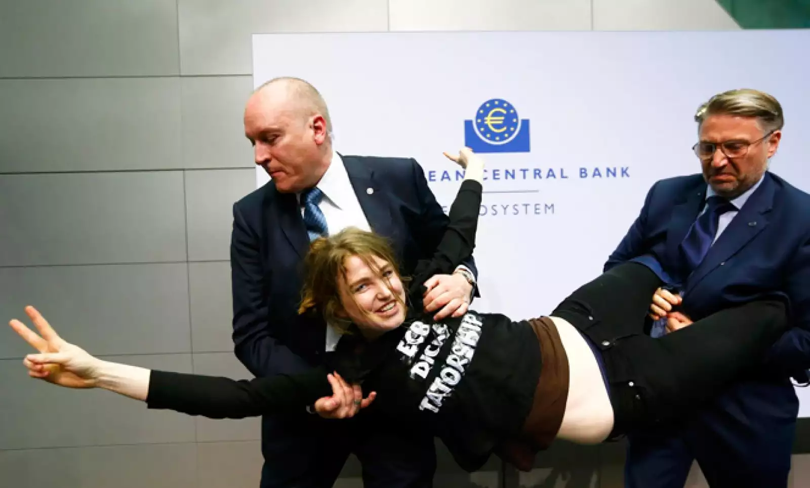 La mujer fue detenida y se reanudó el acto oficial con el economista.